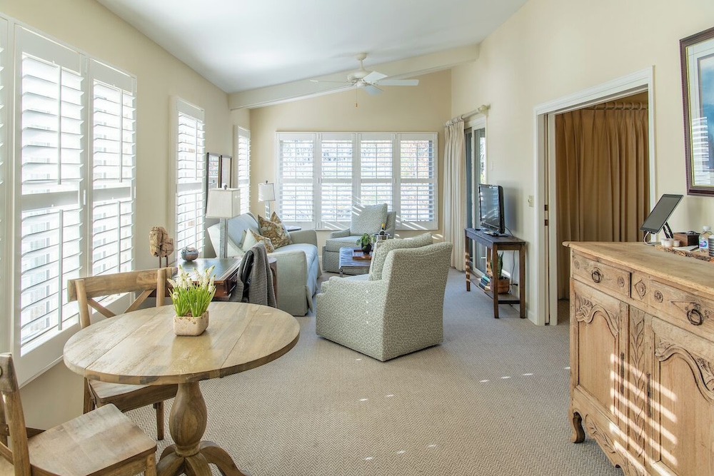 Suite, 1 King Bed, Lakeside
