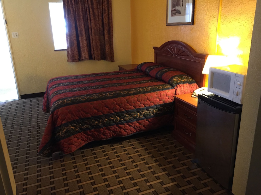 Standard Room, 1 Queen Bed photo 1