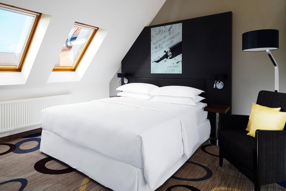 Club Suite, 1 King Bed - Photo 3