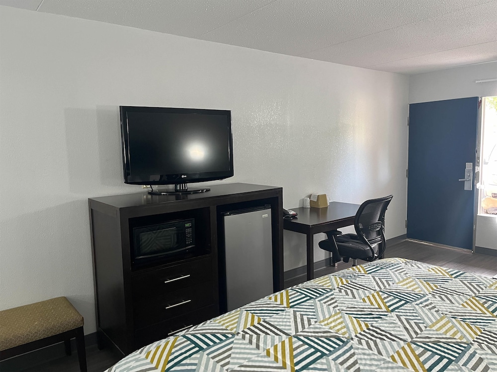 Deluxe Room, 1 King Bed, Non Smoking, Refrigerator & Microwave - Photo 1