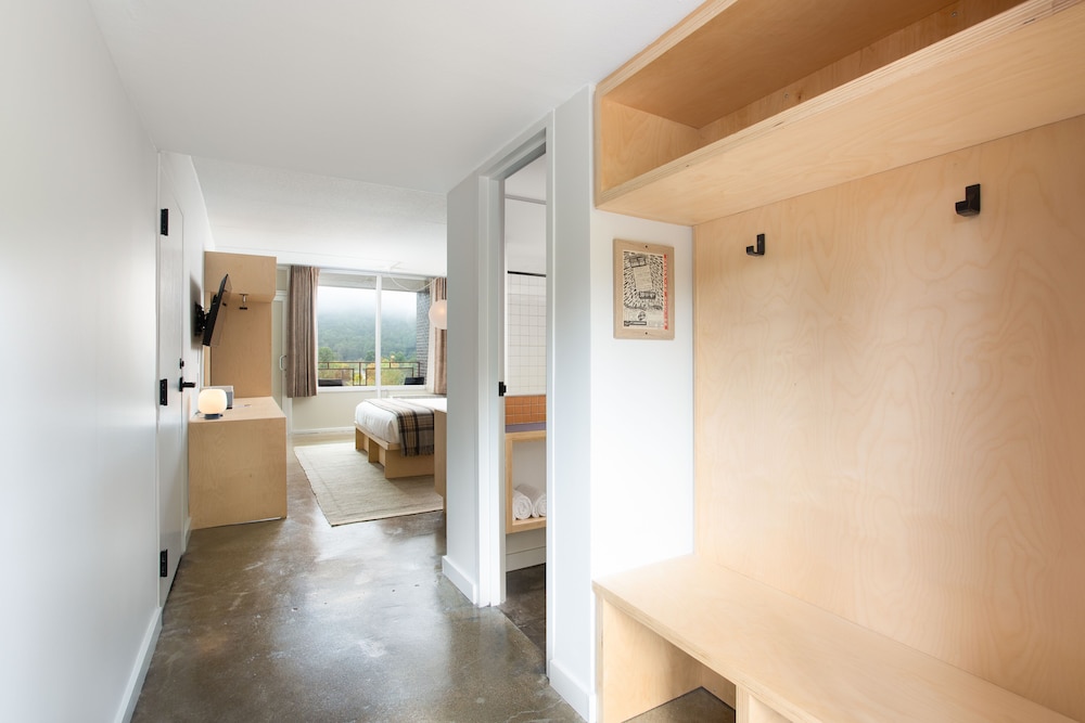 Standard Room, 1 King Bed with Sofa bed, Balcony, Mountain View photo 3