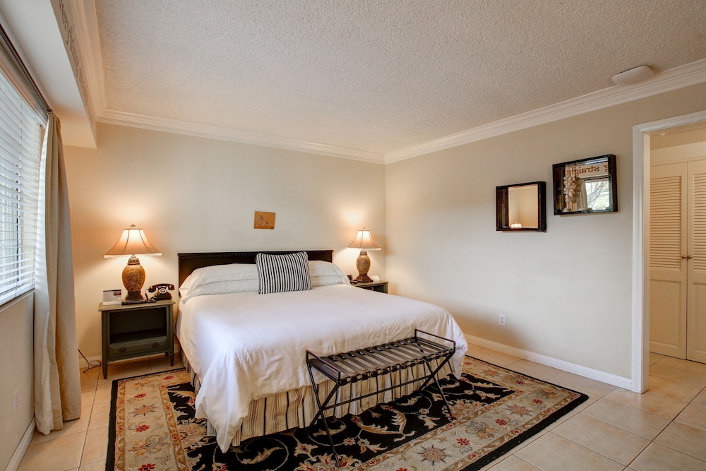 Room, 1 King Bed, Kitchenette photo 2