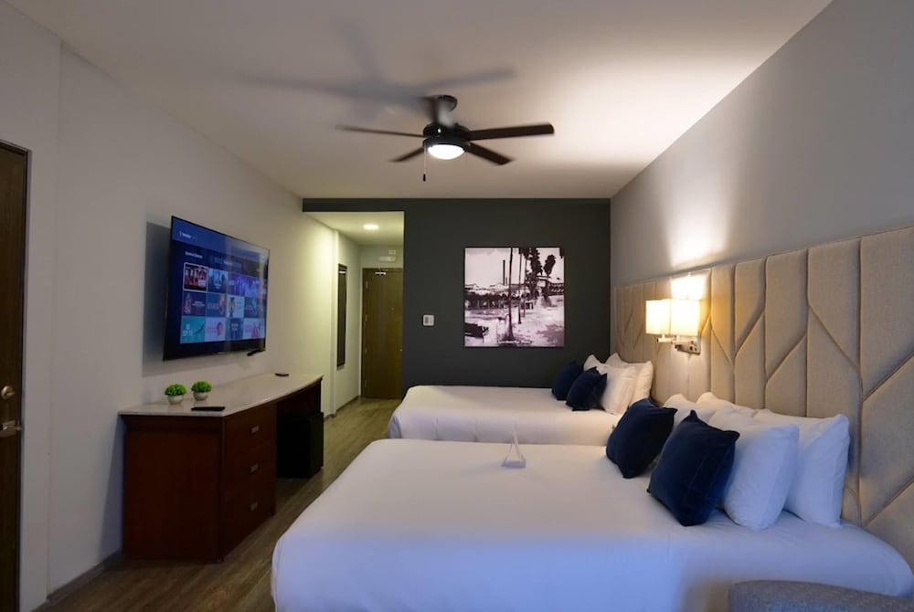 Deluxe Room, 2 Queen Beds, Non Smoking - Photo 1