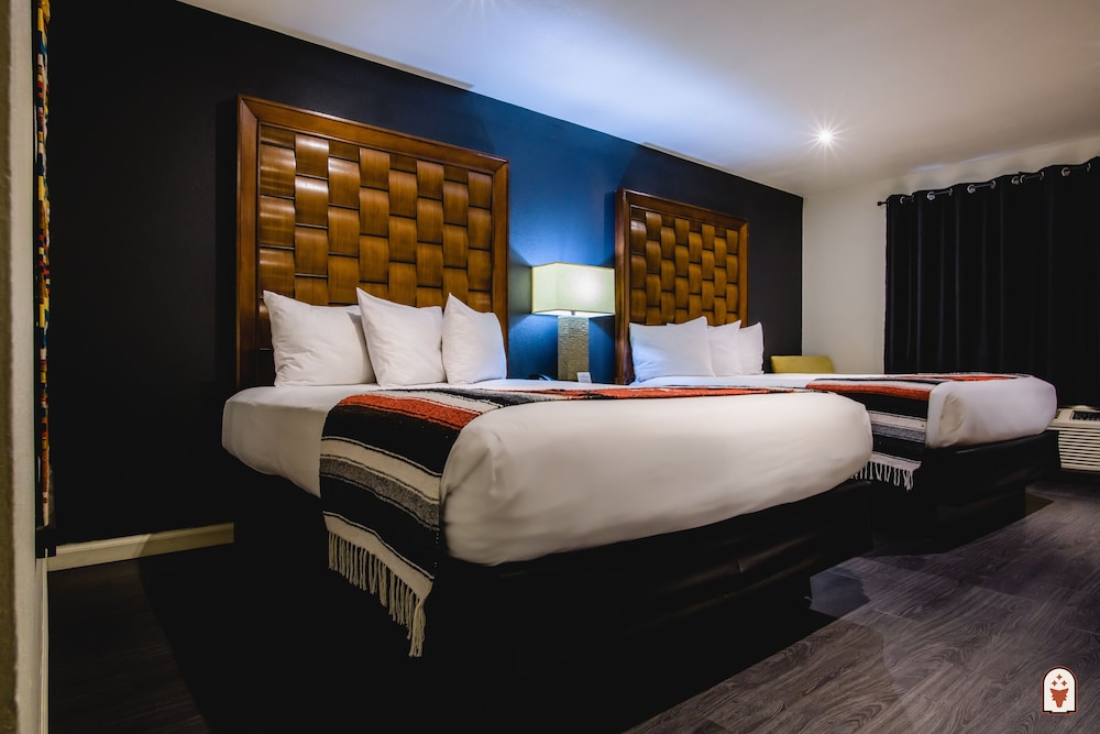 Standard Room, 2 Queen Beds (Double Queen Room) - Photo 9