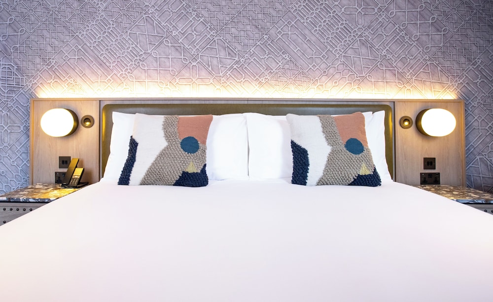 Newly Refurbished Deluxe Double Room - Photo 2