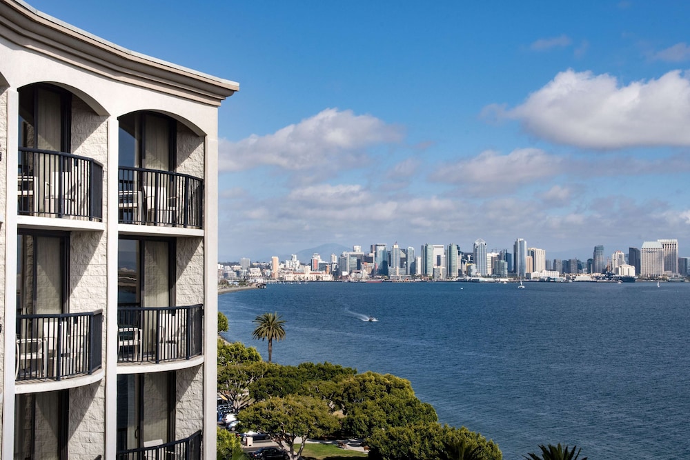 Superior Room, 1 King Bed, Accessible (Tub), Harbor View, High Floor