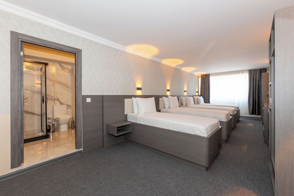 Standard Triple Room, City View photo 1