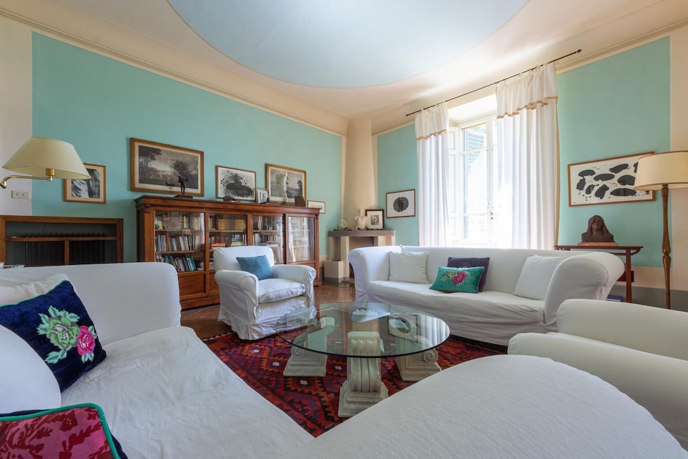 Villa di Tizzano Luxurious Retreat in Paradise, Photo 9