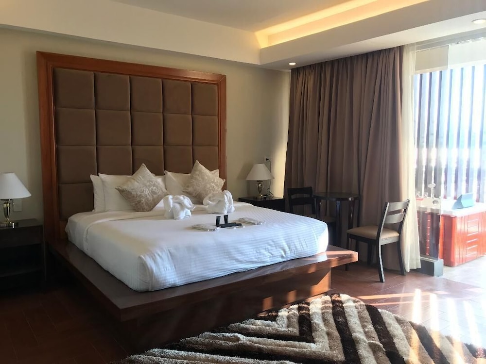 Executive Suite - Photo 2