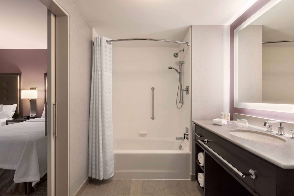 Premium Suite, 1 King Bed, Accessible, Bathtub thumbnail 5