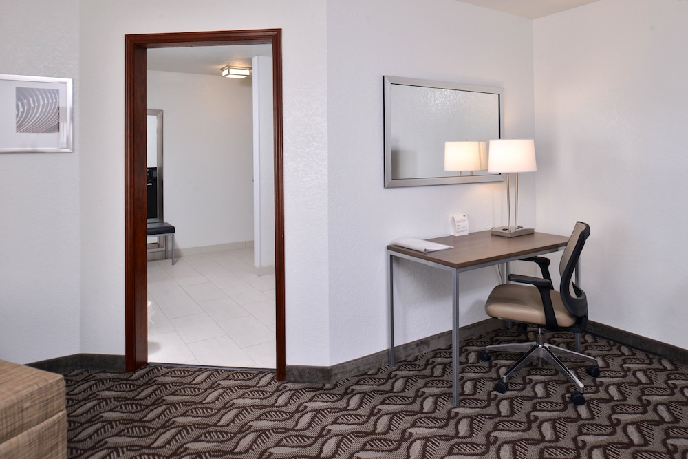 Standard Room, 1 King Bed, Accessible (Communications, Roll In Shower) - Photo 3