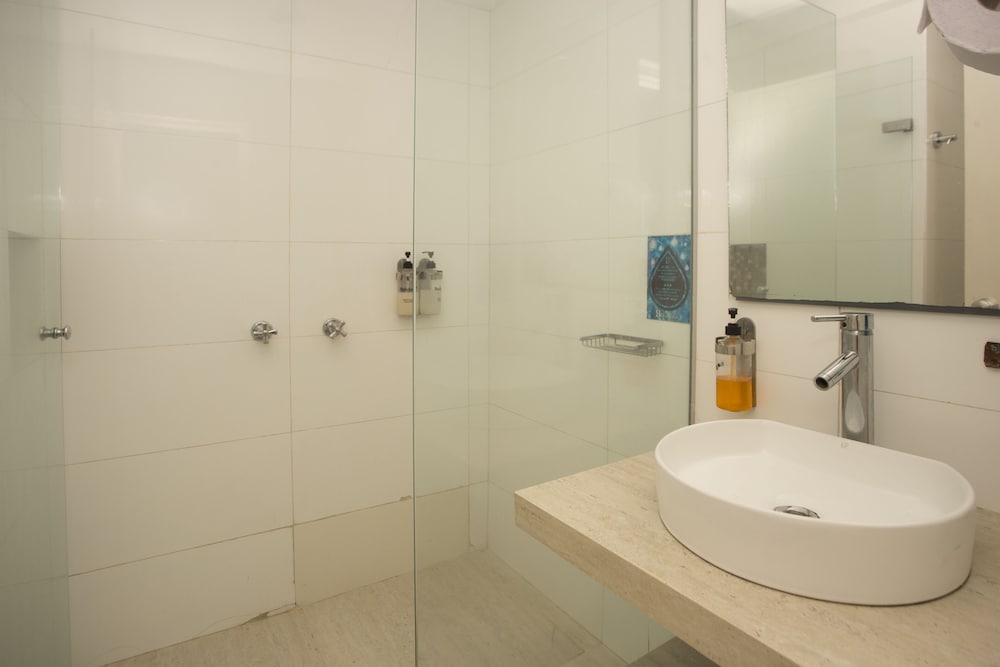 Standard Double Room - Photo 9