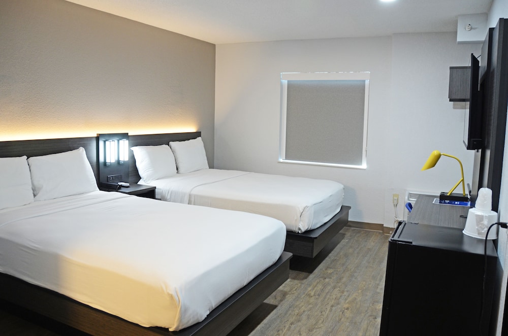Deluxe Room, 2 Double Beds, Non Smoking, Refrigerator & Microwave photo 3