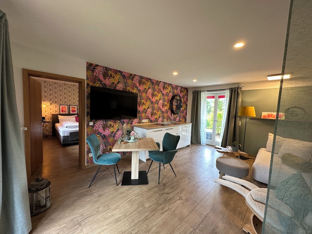 Junior Suite, 1 Queen Bed, Balcony, Garden View photo 3