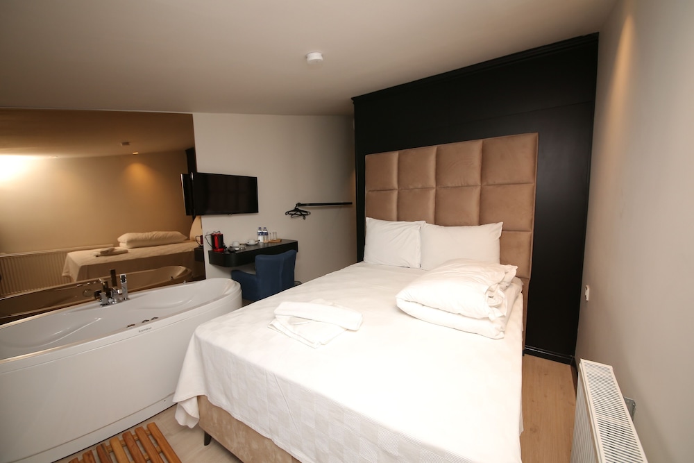 Exclusive Penthouse, 1 Queen Bed, Jetted Tub, City View