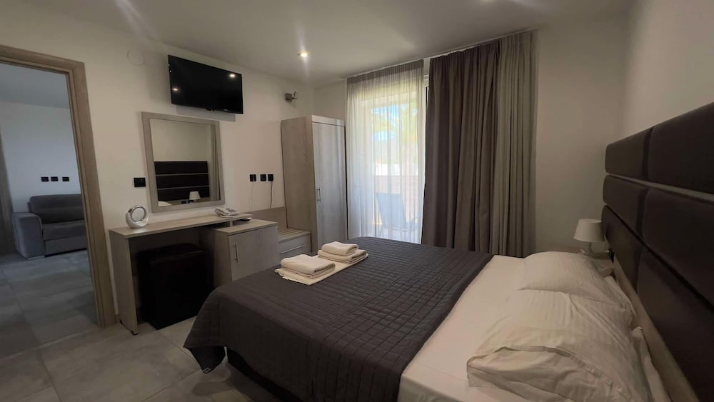 Junior Suite, Balcony, Partial Ocean View