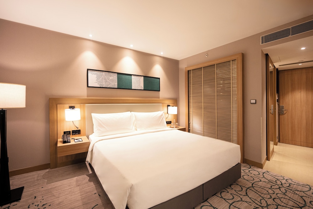 Deluxe Room, 1 King Bed, City View - Photo 3