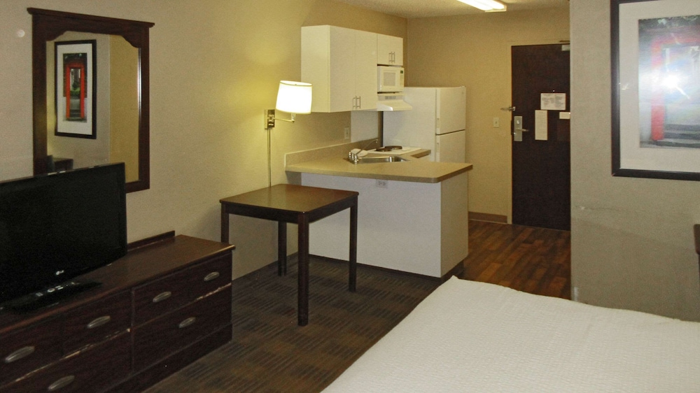 Suite, 1 Queen Bed, Non Smoking (Efficiency) - Photo 2