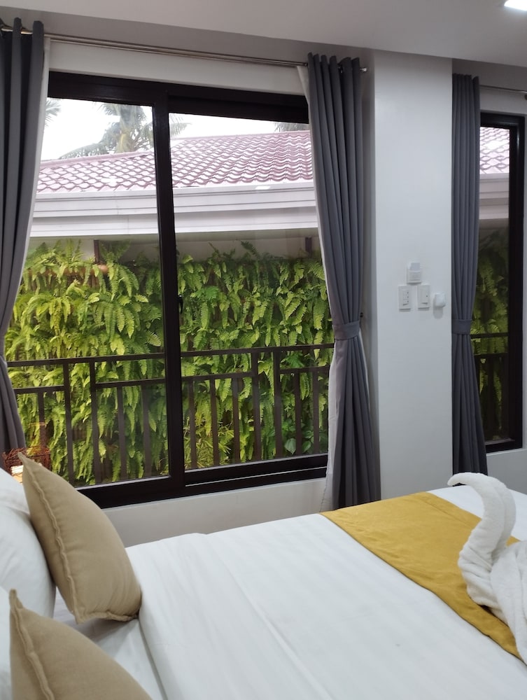 Deluxe with Garden & Garden Wall View (1QB) photo 3