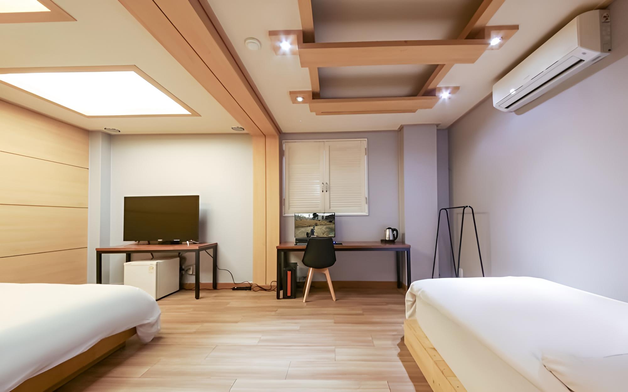 Room (Premium Twin (Double + Single Bed)) - Photo 2