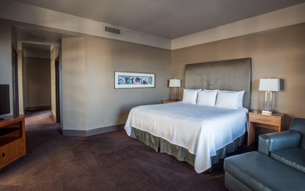 Deluxe King Room - Photo 3