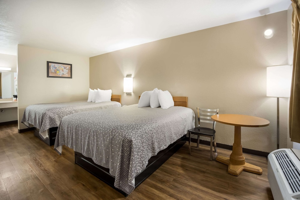 Room, 2 Queen Beds, Non Smoking photo 1