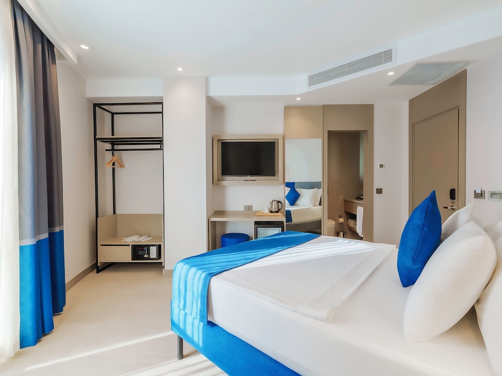 Standard Room, 1 Queen Bed, Non Smoking, City View