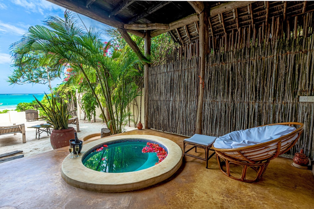 Honeymoon Suite, Private Plunge Pool, Oceanfront photo 2