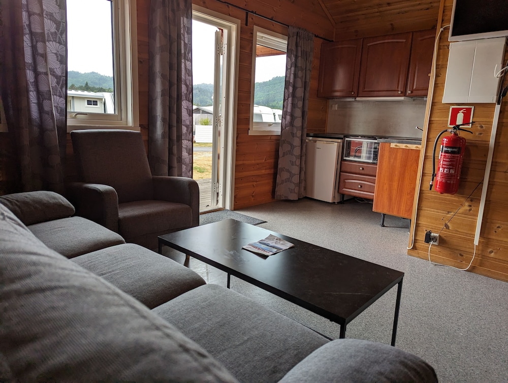Cabin, 2 Bedrooms (5 - 8 Hems) photo 1