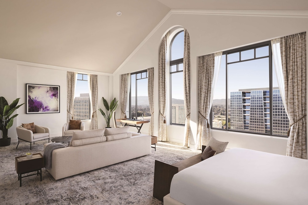 Suite, 1 King Bed (International Suite)
