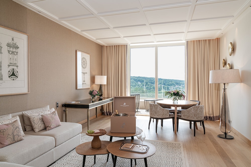 Suite (Marie Louise) Suite (Marie Louise)