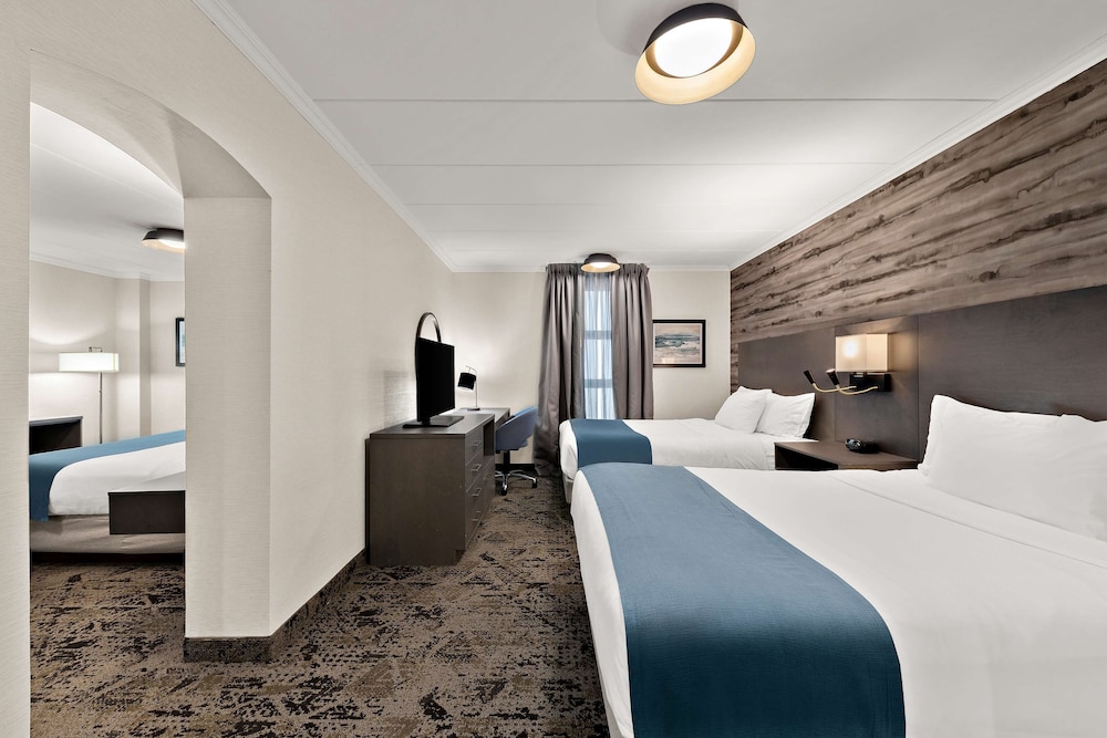 Suite, Multiple Beds, Non Smoking, Kitchenette (Walk-in Shower;Larger Room) - Photo 2
