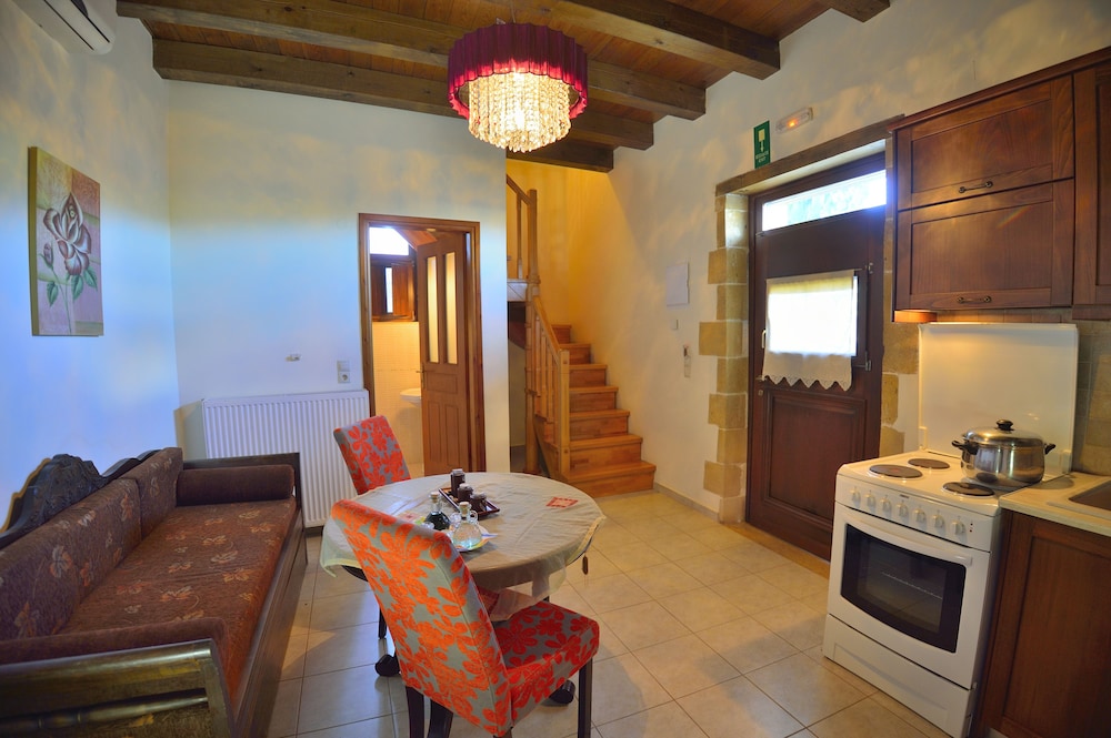 Design Suite, 2 Bedrooms, Sea View (Azalea) photo 2