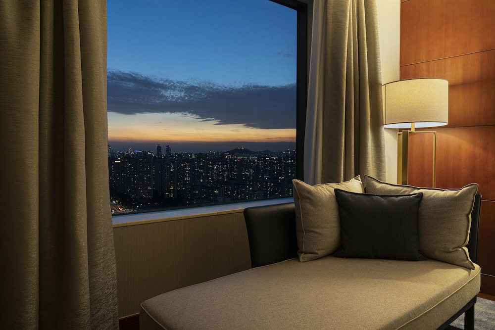 Deluxe Suite, 1 King Bed photo 2