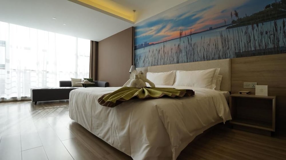 Deluxe Room, 1 King Bed photo 1
