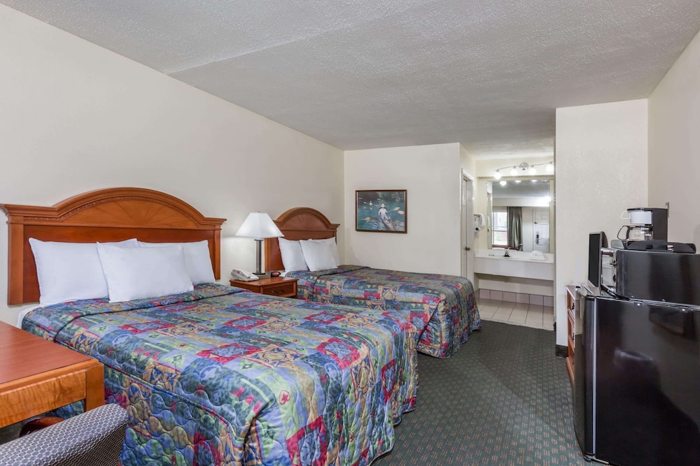 Standard Double Room, 2 Double Beds, Smoking - Photo 1