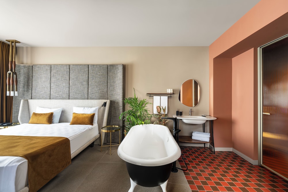 Superior Suite - Photo 5