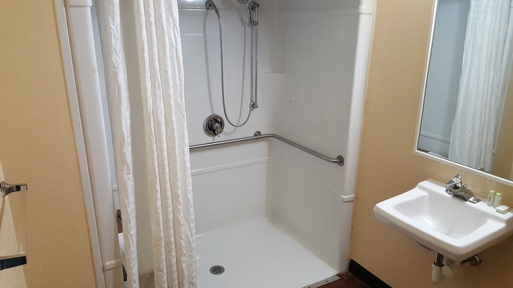 Room, 1 Queen Bed, Accessible, Non Smoking photo 2