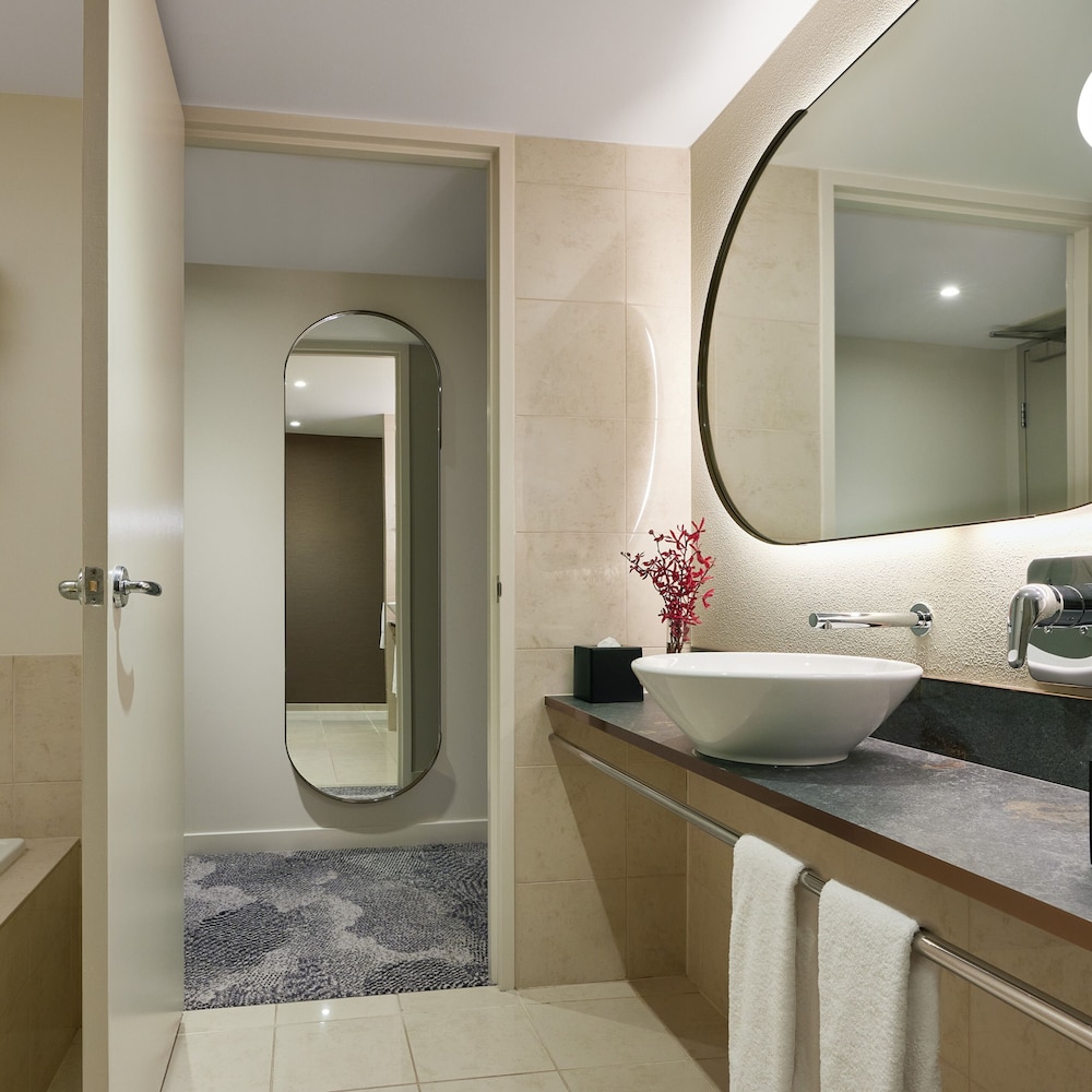 Superior Twin Room - Runway View - Photo 4
