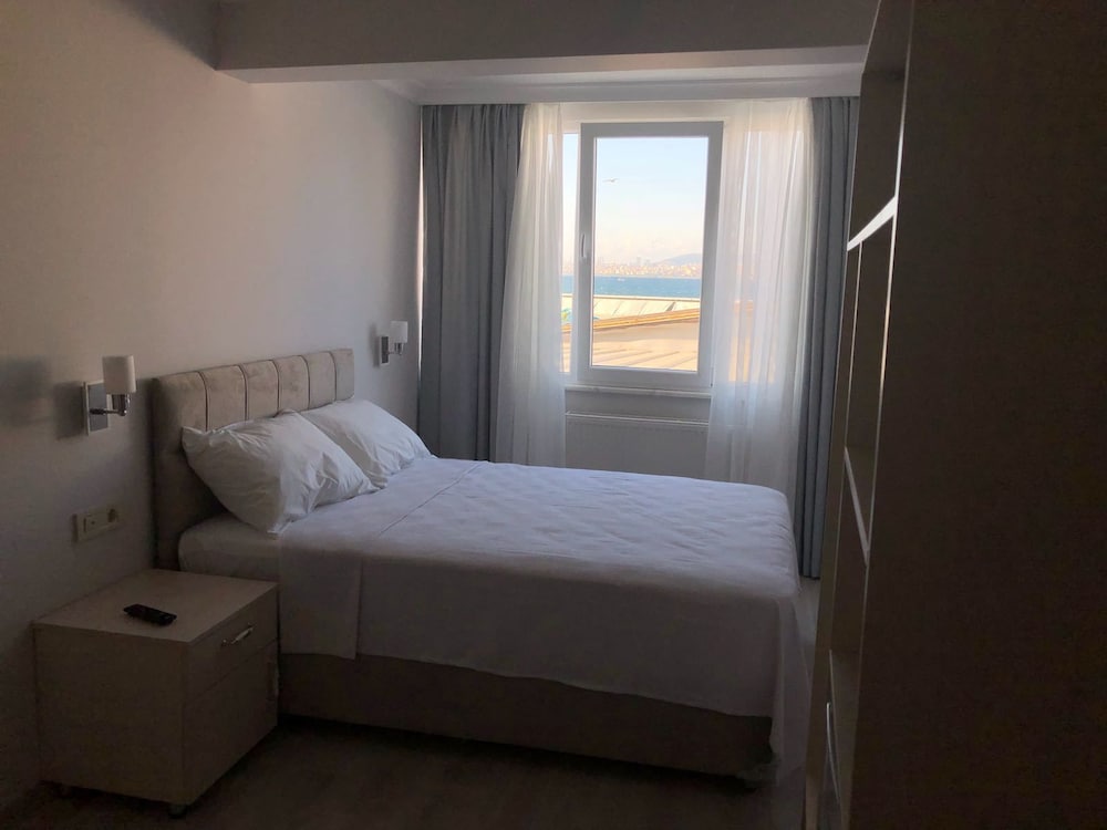 Standard Room, Non Smoking, Partial Sea View photo 1