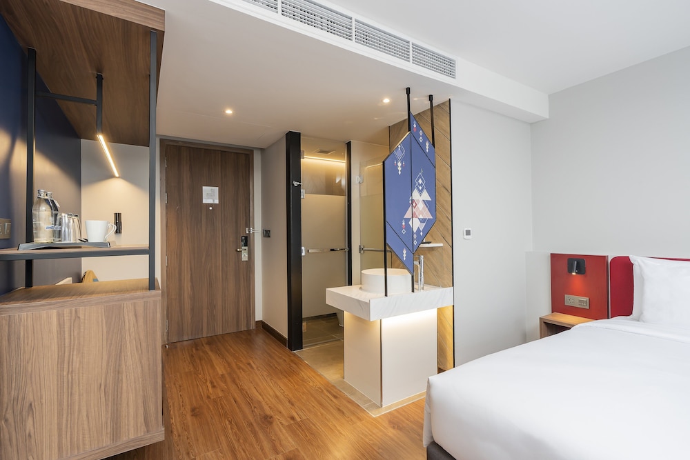 Deluxe Room, 1 King Bed photo 3