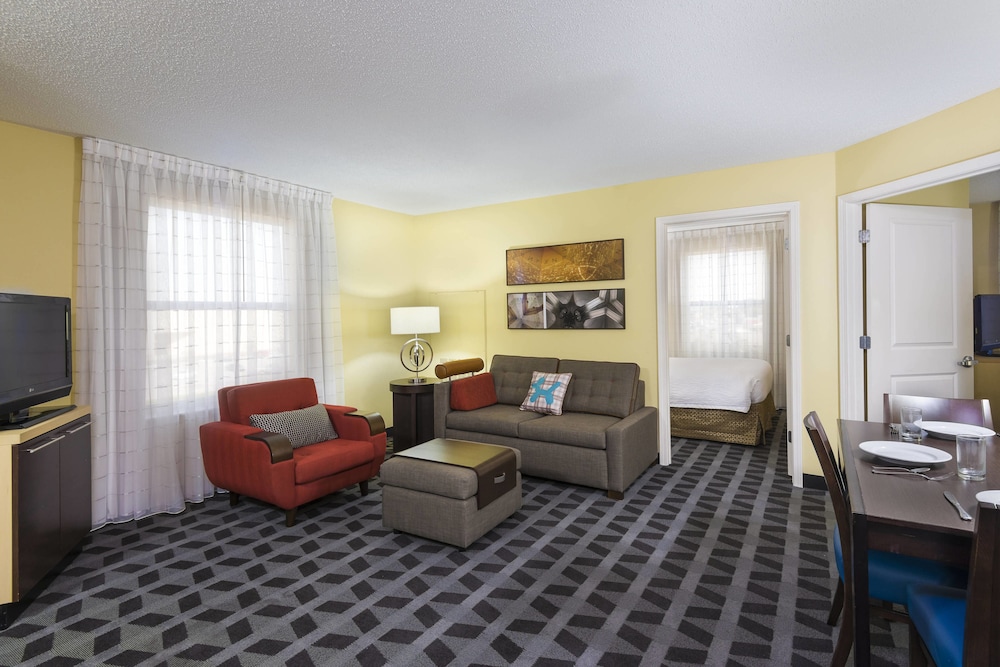 Studio, 1 Queen Bed (Mobility Accessible, Roll-In Shower) photo 3