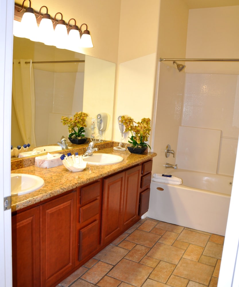 Suite, 2 Bedrooms, Kitchen