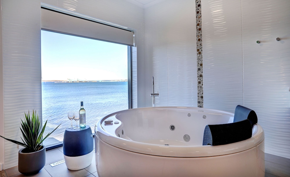 Luxury Studio, 1 King Bed, Jetted Tub, Sea View photo 3