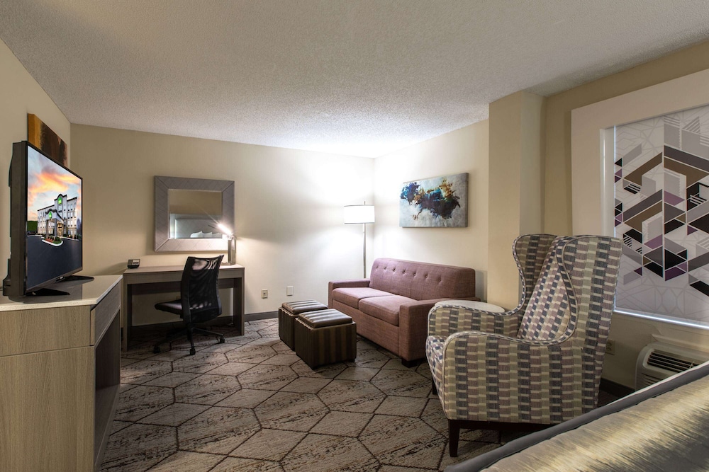 Junior Suite, 1 King Bed with Sofa bed, Non Smoking - Photo 2