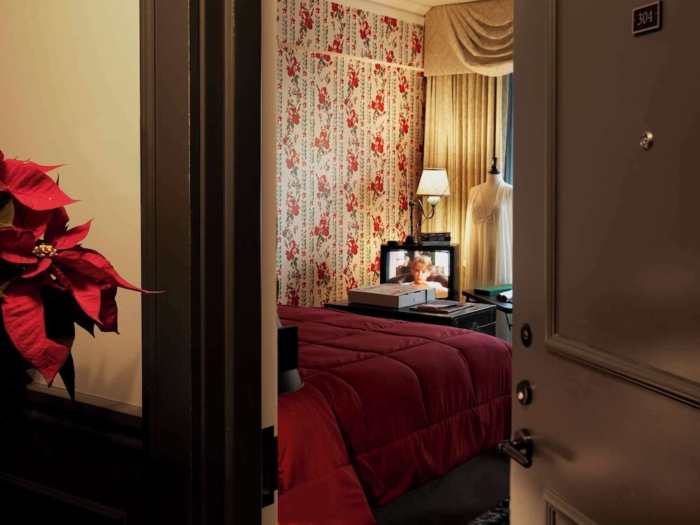 Room, 1 Queen Bed (Home Alone Room) - Photo 2