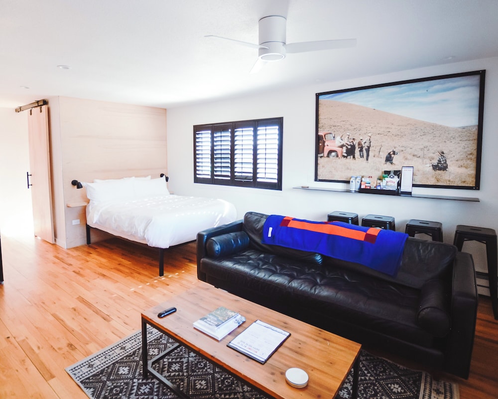 Superior Suite, Multiple Beds, Kitchenette, Mountain View