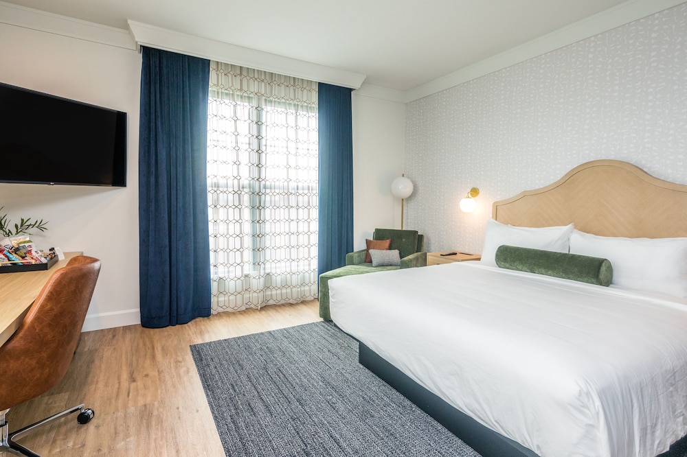 Deluxe Room, 1 King Bed photo 1