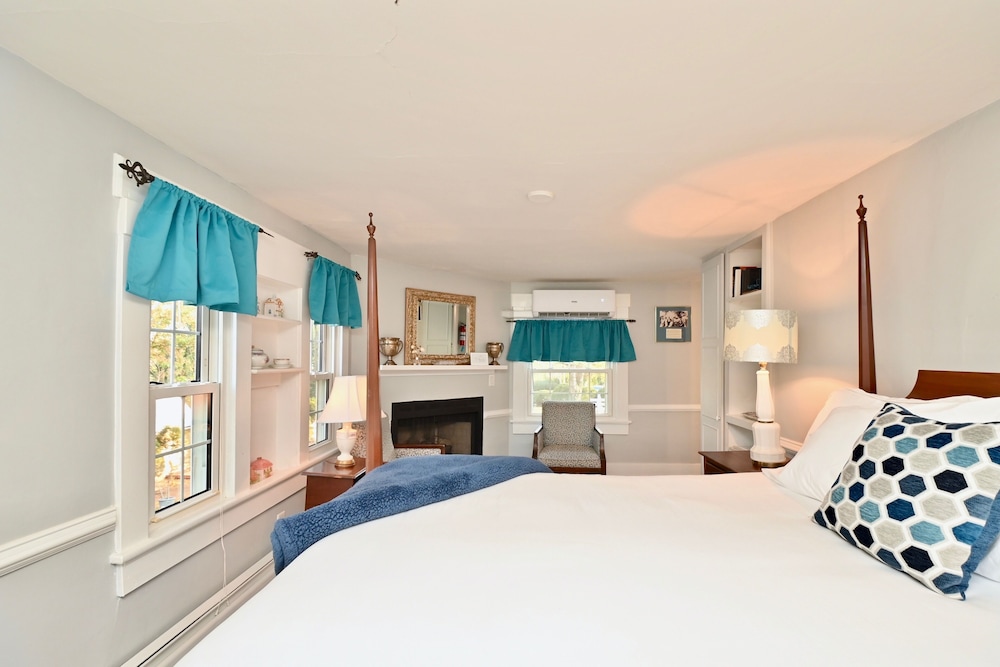 1840 Miss Vashti's Room photo 2