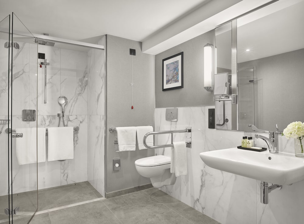 Classic Room, 1 King Bed, Accessible Bathtub - Photo 1